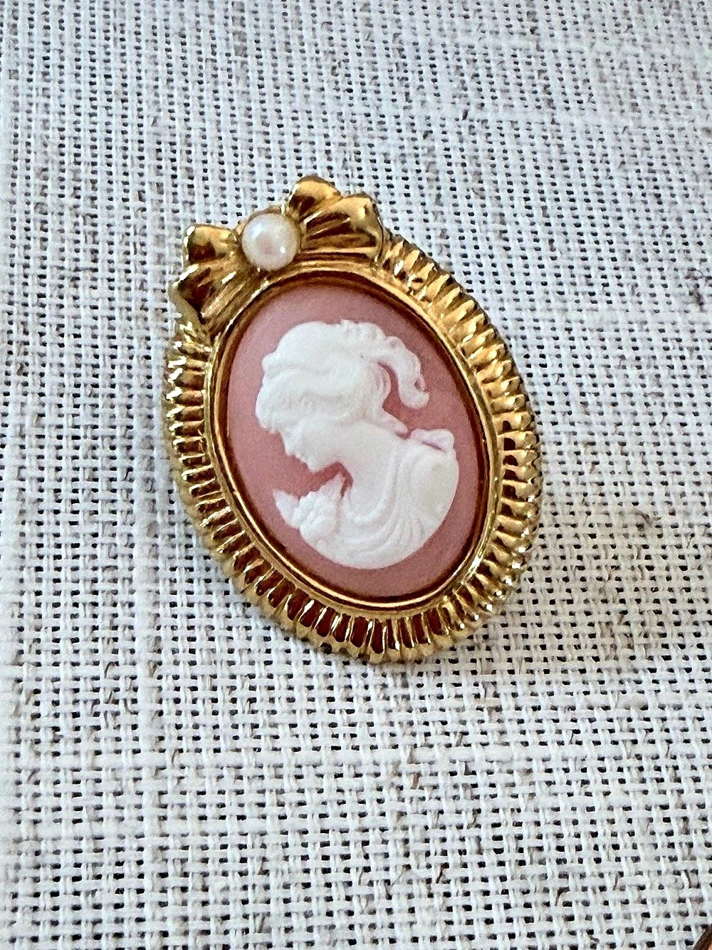 Victorian vintage cameo brooch pin from Avon's 1988 "Romantic Portraits"